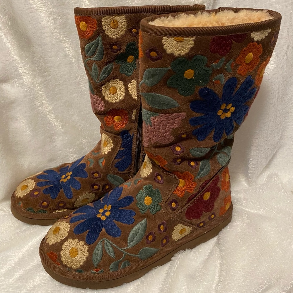 UGG Wahine Floral Embroidered Boots Size 8
